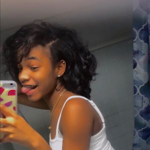 Meet your Posher, Amyia